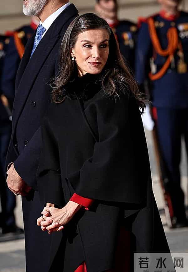 西班牙王后欢迎德国总统太美艳了！红裙配斗篷太好看，光腿真抗冻
