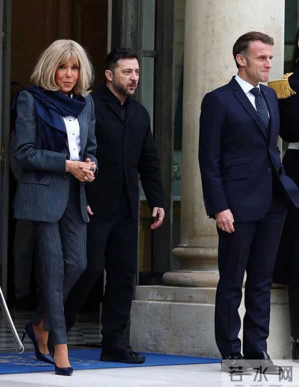 马克龙72岁爱妻久违现身，比泽连斯卡娅更飒，系LV围巾筷子腿细长