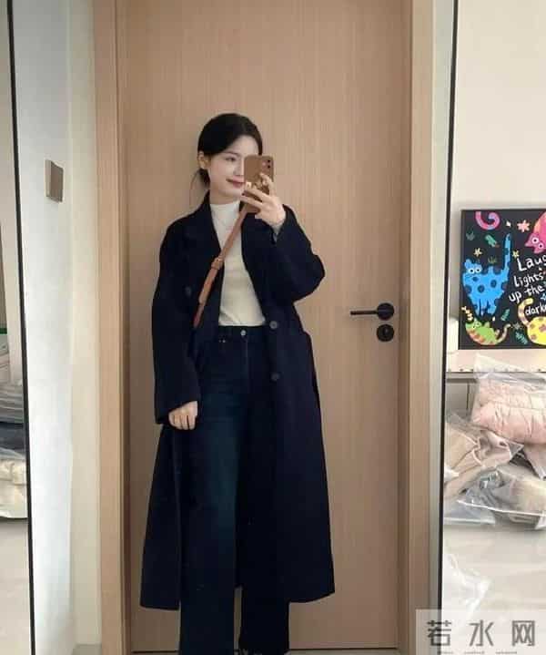 “黑色大衣+直筒裤”，真的太经典了，随便穿都气质又好看！