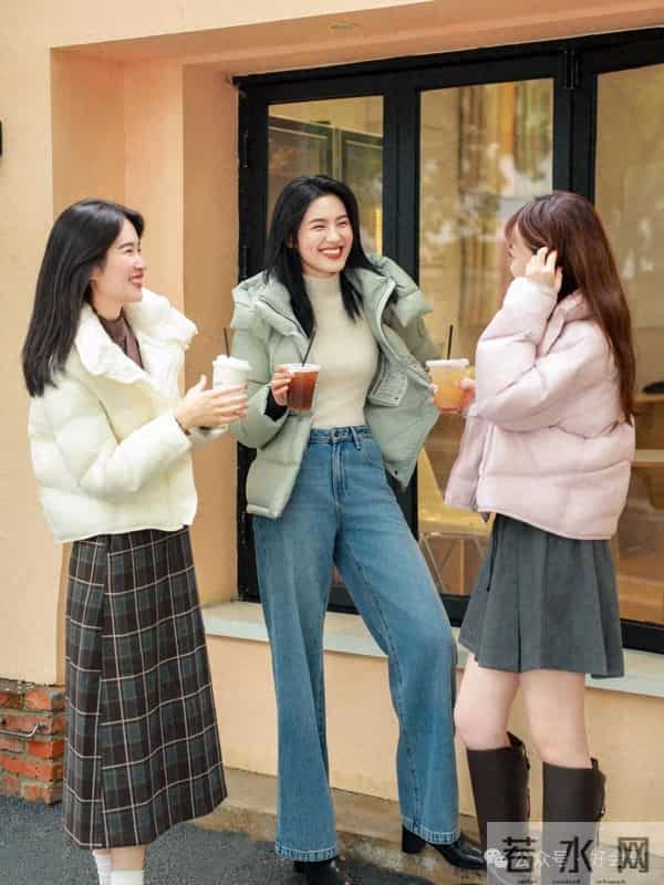 最近火了一件外套，叫“面包羽绒服”，时髦不显臃肿，高级又保暖