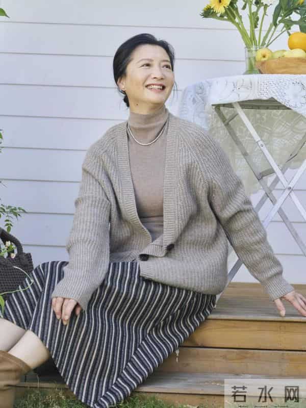 这才是60+女人的打扮，不浮夸不装嫩，以简约的装扮穿出优雅气质