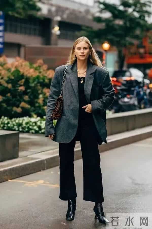 黑靴子太优秀了，冬天配这条裤子超好看