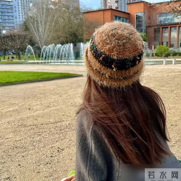 没想到，今冬“奶奶帽”火了！明星潮人都上头了，意外的洋气好看