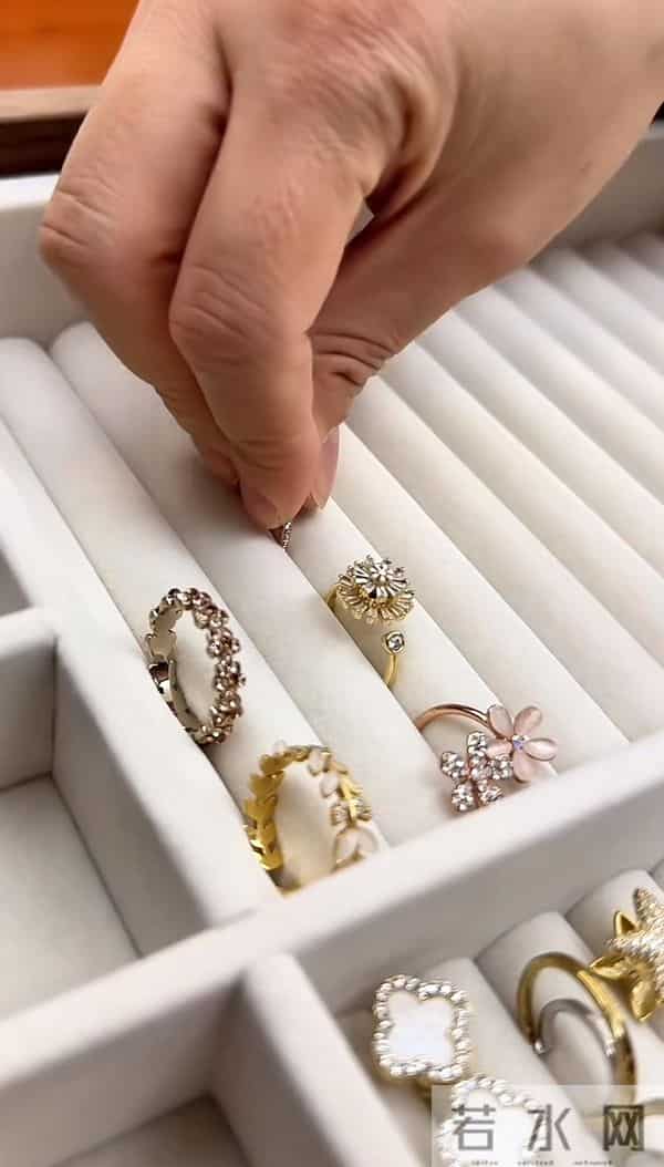 珠宝盒买得不小，里面却都是便宜货，真相让人意外