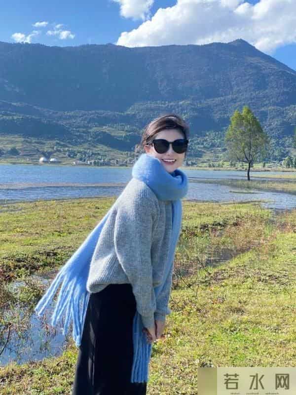 入冬后多穿基础款衣服，大衣、针织衫、半身裙，轻松提升你的气质