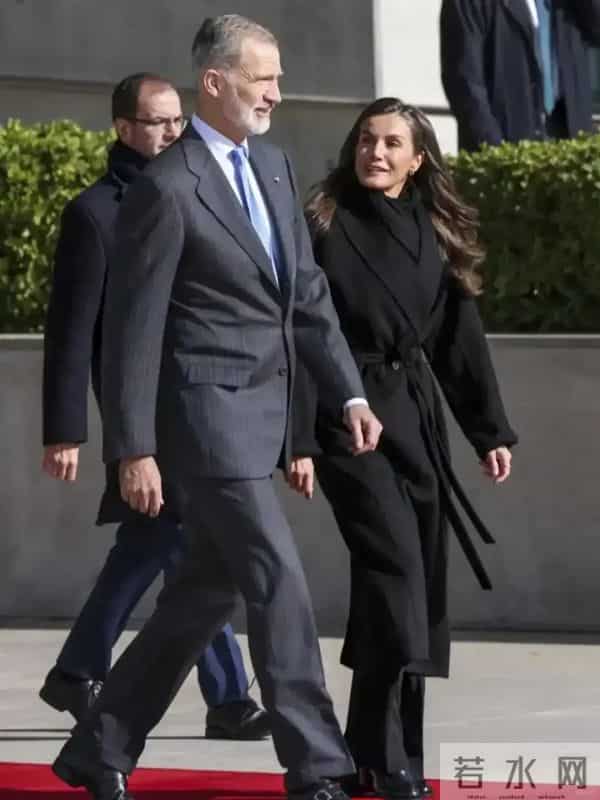 看西班牙王后穿搭，我悟了：衣不花哨，内搭简约，既显气质又优雅