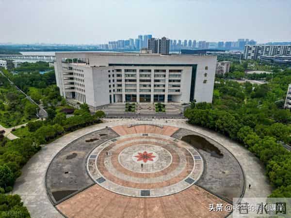 从纺织工院到时尚高地：1958 初创，武纺 67 载服务产业升级