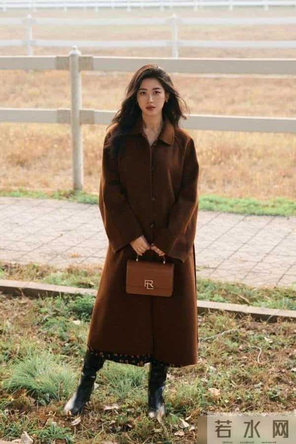 看了朱珠的穿搭，我悟了：秋冬大衣搭配颜色不过三，才更洋气显贵