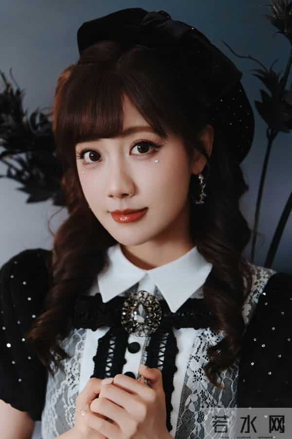 「暗黑甜系Lolita风」把洛丽塔的精致甜和暗黑元素揉得又乖又酷