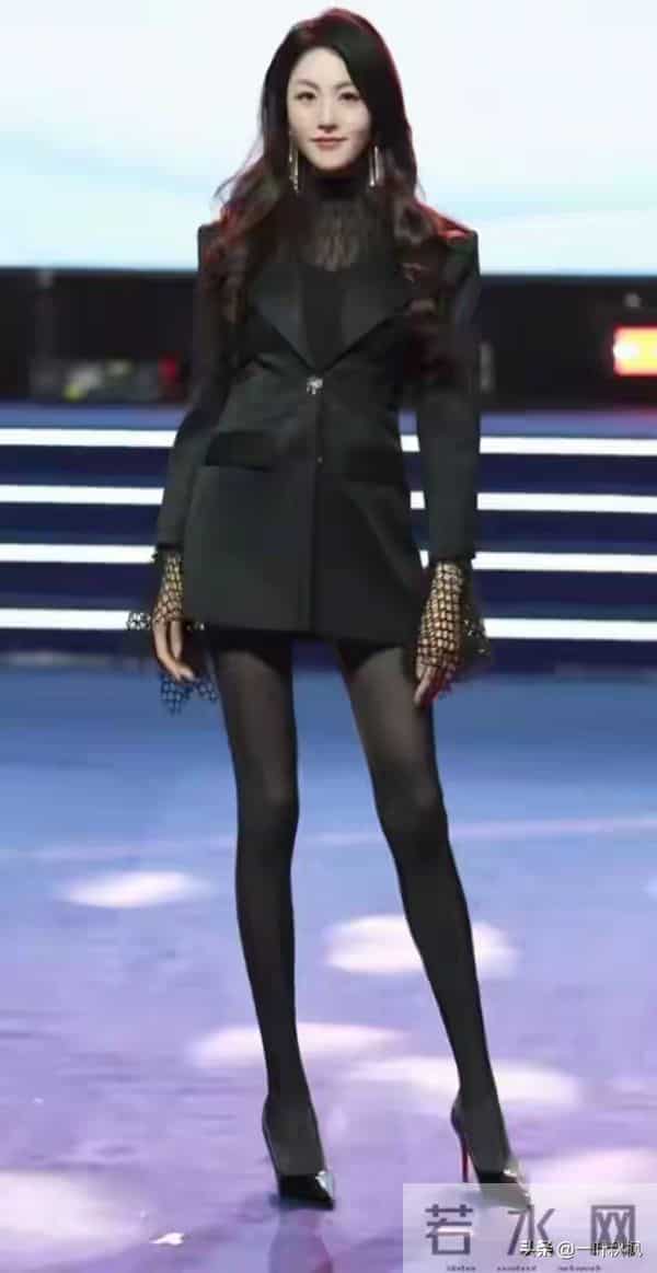 裁判比模特还要漂亮，身材简直无敌了身材火辣，气质优雅迷人！