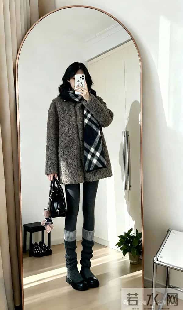 黑灰系拉松弛感穿搭“王炸杀招”！极简高级焊死！素人日常超绝！