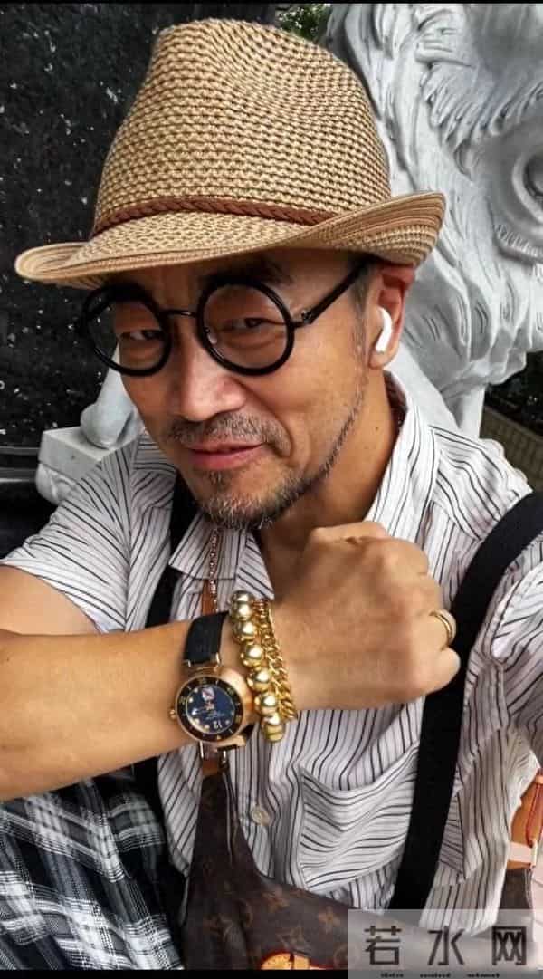 男人就算没钱，过了50岁也要少戴这“3种”首饰，看着俗气又廉价