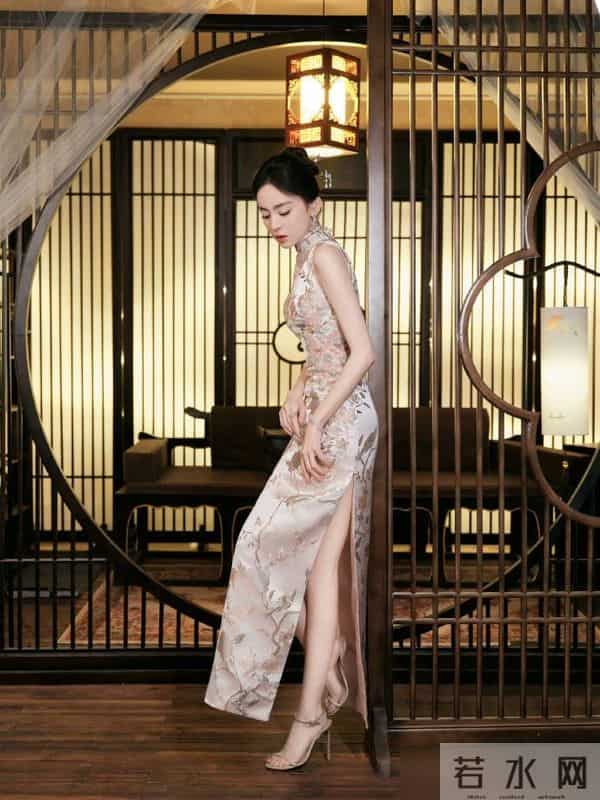 古力娜扎和戚薇穿搭新中式旗袍，一个典雅知性，一个优雅时尚