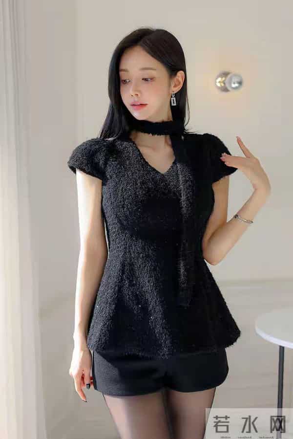 这穿搭又美又高级！黑色“小香风”上衣+短裤，谁穿谁是气质女神