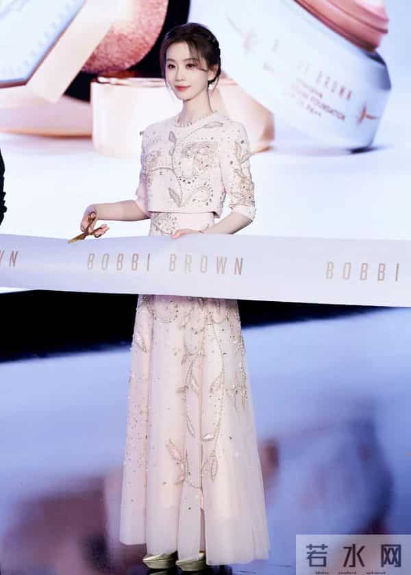 刘诗诗，这种妆感如“白瓷美人”，白里透粉发光的皮肤！美极了！