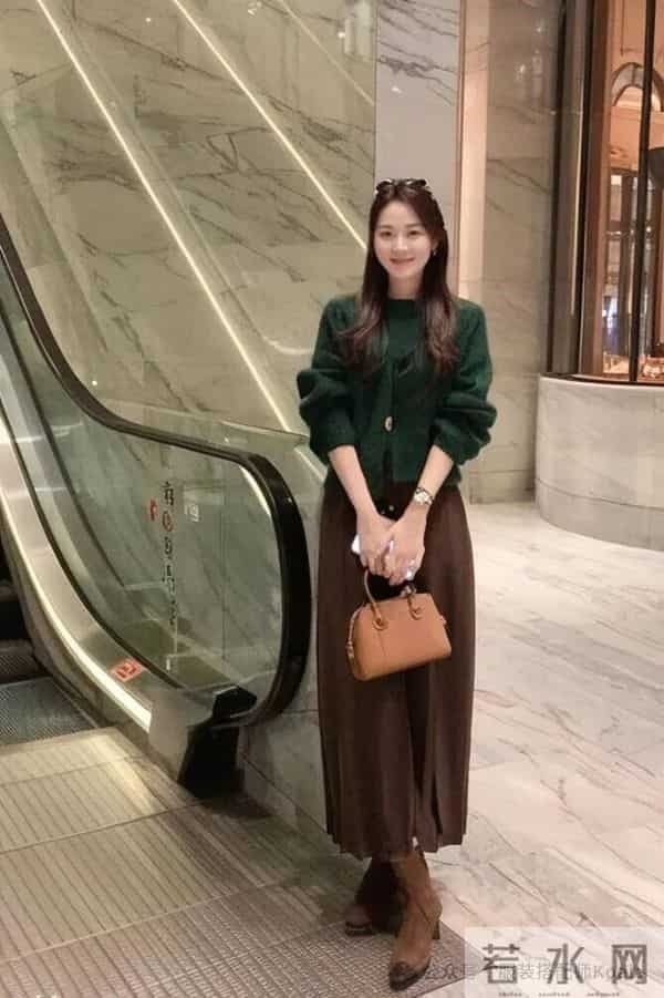 “碧玺绿毛衣+半裙”，太美太温柔了！