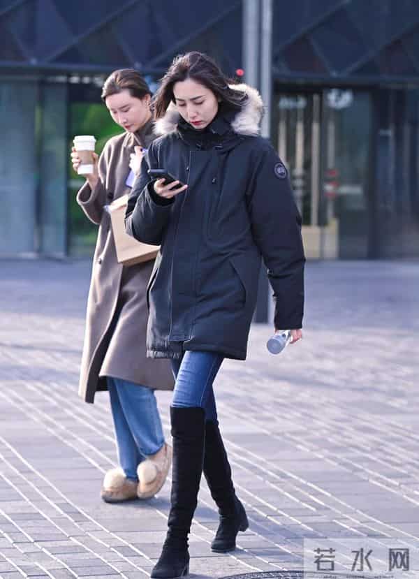 最近火了一种穿法，叫“牛仔裤+过膝靴”，时髦显腿长，回头率高