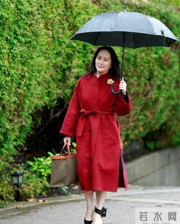 53岁的孟晚舟亲身示范：大衣不配打底裤、运动鞋，到老都没大妈感