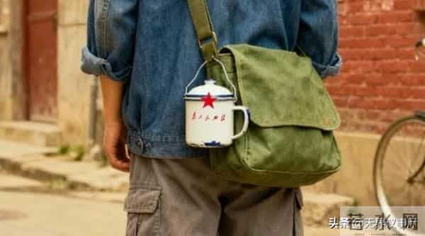 包挂狂揽千亿市场，2025最野潮流，年轻人把小物件玩出了花