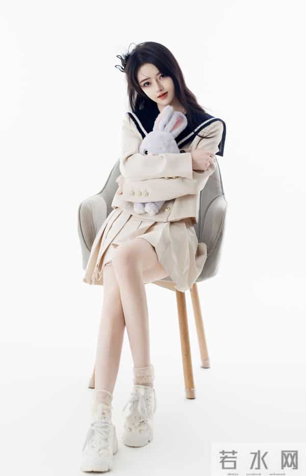 百褶裙+老爹鞋，这组学院风是甜妹的元气密码