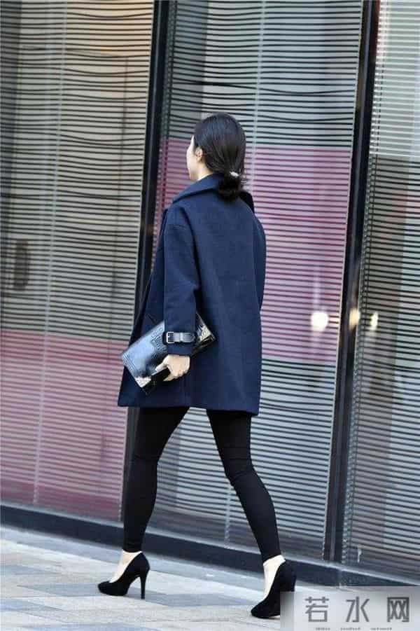 冬季里搭配尖头细跟鞋，看出美女是真的不怕冷，也很会搭配自己