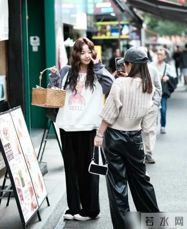 看到立冬的成都街拍才发现：满大街的“慵懒风”外套穿搭，太飒了