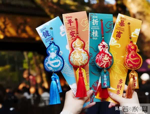 包挂狂揽千亿市场，2025最野潮流，年轻人把小物件玩出了花