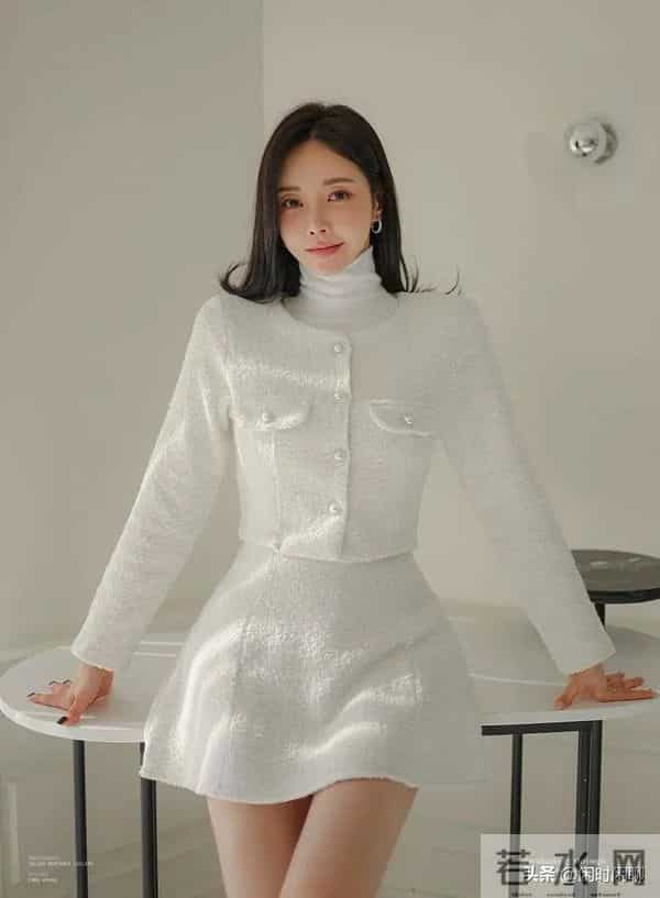 米白套装缀珍珠纽扣，配短裙高跟鞋，简约优雅。