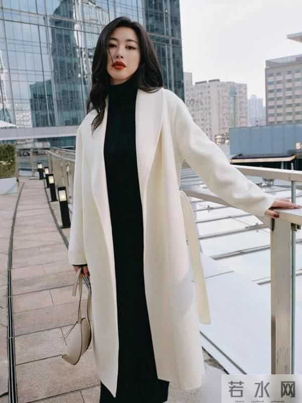 看了朱珠的穿搭，我悟了：秋冬大衣搭配颜色不过三，才更洋气显贵