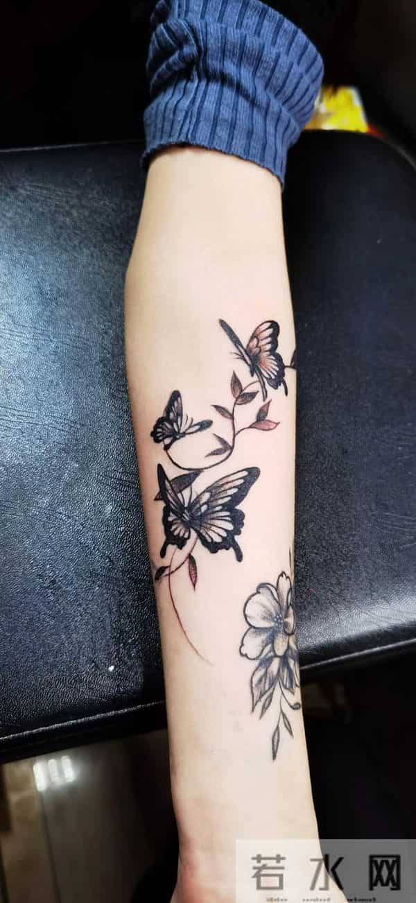 20岁姑娘隐私部位纹大花臂，3年后哭着洗：这3个坑别踩！