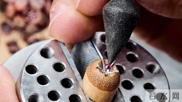 『珠宝』Hemmerle 推出 Scabiosa Stellata 铜制耳环：星芒松虫草