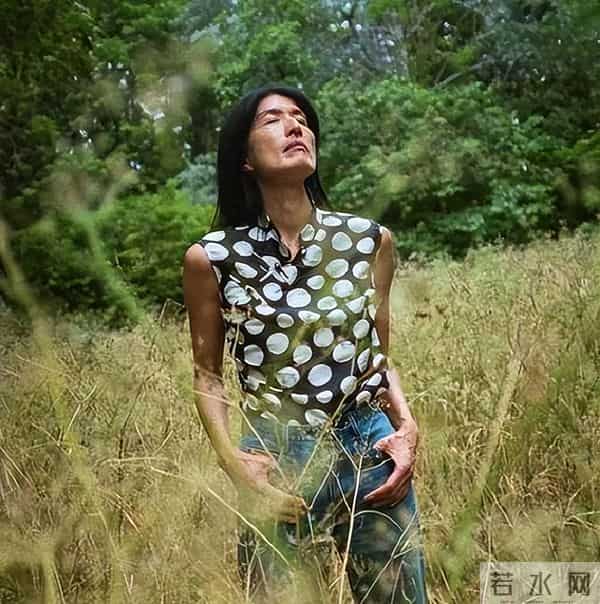 嫁纪梵希30年丧夫，52岁再出道，华裔奶奶凭“老钱脸”炸穿时装周