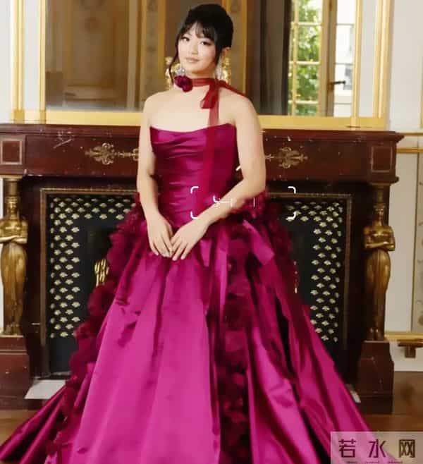 王传福女儿打入巴黎名媛圈，学霸模板长相可人，一抹红裙放光彩