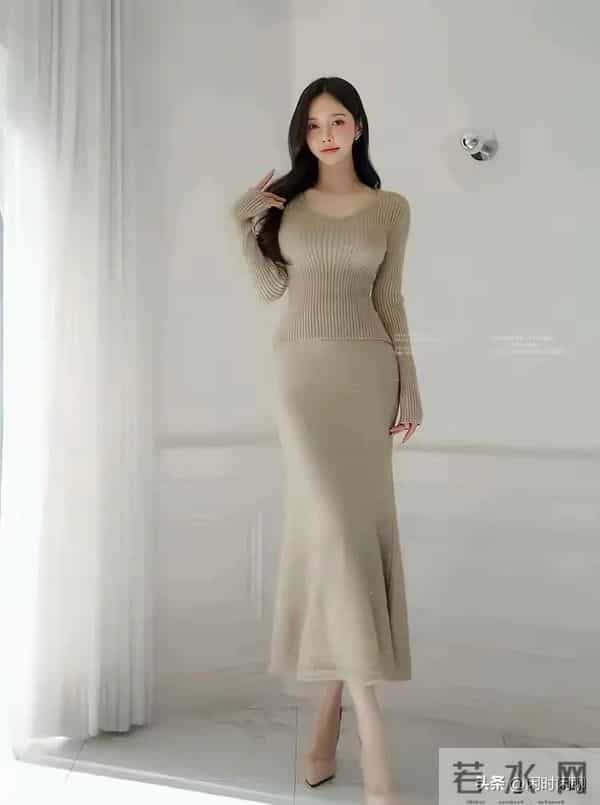 浅米色V领针织衫搭配修身鱼尾裙，简约优雅，凸显身材曲线。