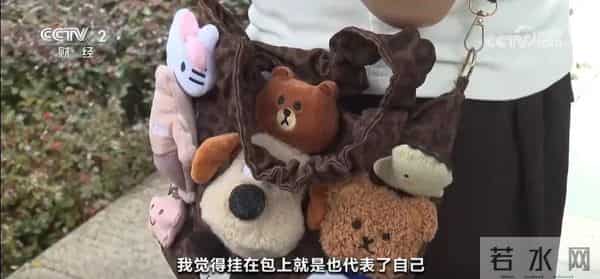 “50块帆布包配3000块包挂”，时髦年轻人背半个身家出门