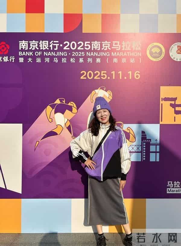 被64岁的南京李阿姨穿搭惊艳到了，撞色上衣+裙子，混搭显年轻