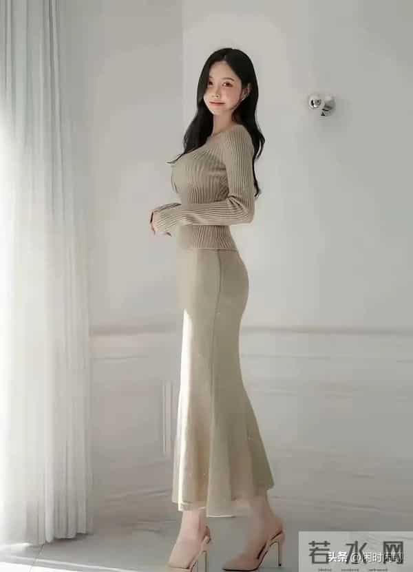 浅米色V领针织衫搭配修身鱼尾裙，简约优雅，凸显身材曲线。