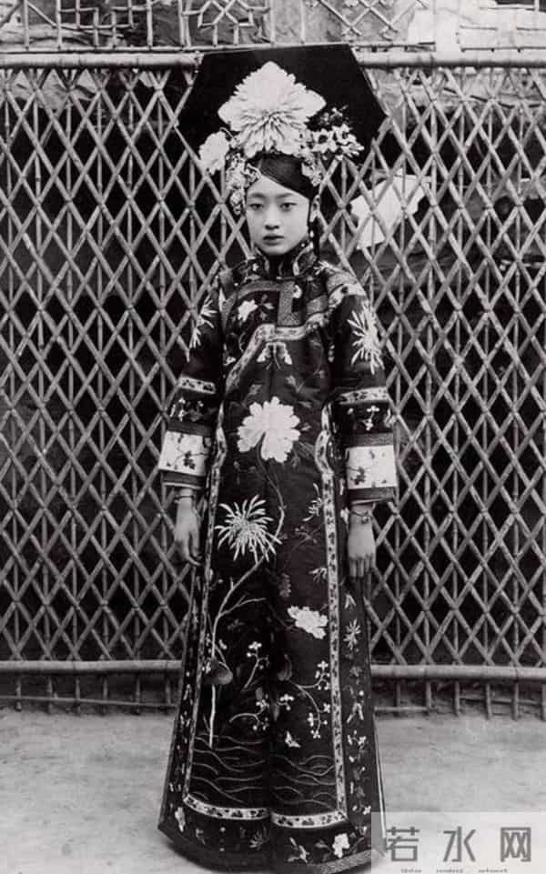 上海“叛逆”旗袍：两侧开到大腿的风华，藏着民国女子最飒的抵抗