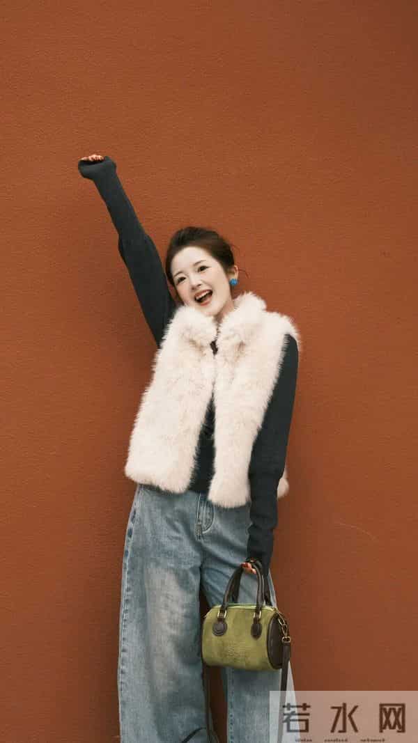 马甲+阔腿裤+红墙绝配～