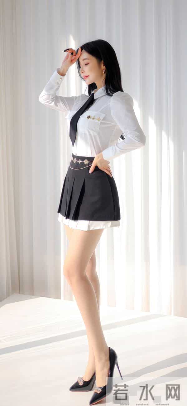 白衬衫+黑裙的“小心机”，这才是甜酷穿搭的天花板！