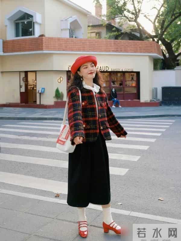 入冬后多穿基础款衣服，大衣、针织衫、半身裙，轻松提升你的气质