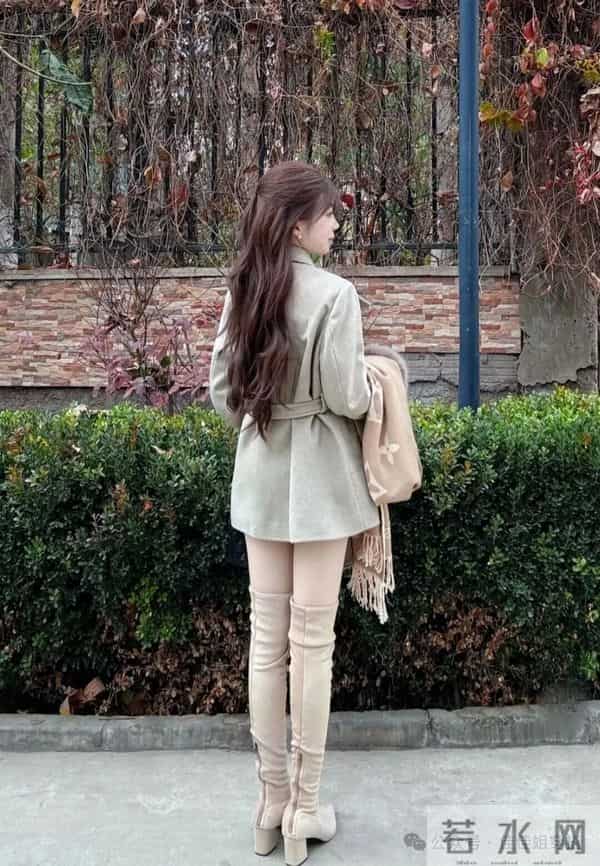 秋冬“中长毛呢+长筒靴”，秋冬温柔又显身材