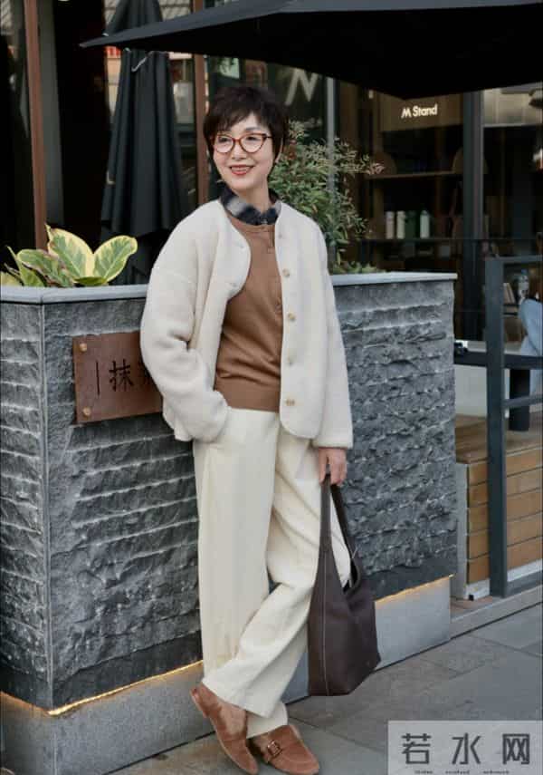 这是我见过最有气质的奶奶：63岁个子不高却端庄，穿衣优雅又贵气