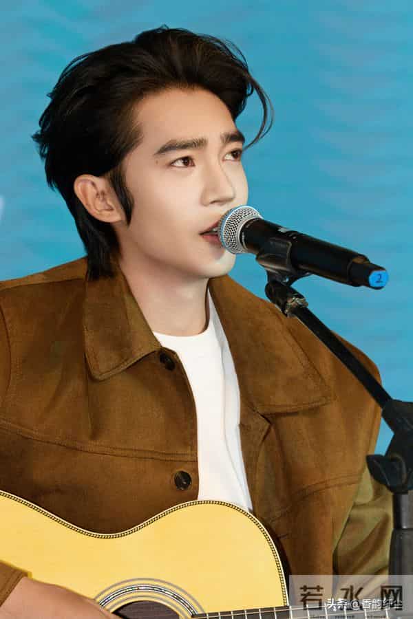 12月首日暖意拉满！于适穿“匠心针线”把温柔焊在穿搭里。