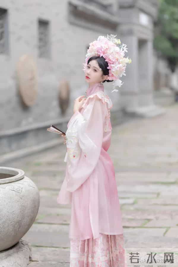 救命！这才是中式浪漫吧！粉纱配老院，美到心巴上