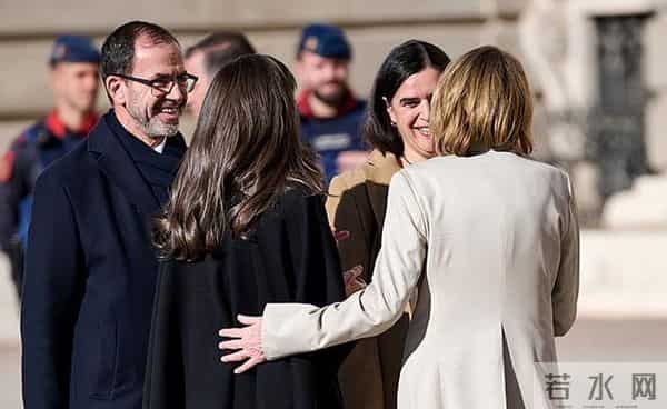 西班牙王后欢迎德国总统太美艳了！红裙配斗篷太好看，光腿真抗冻