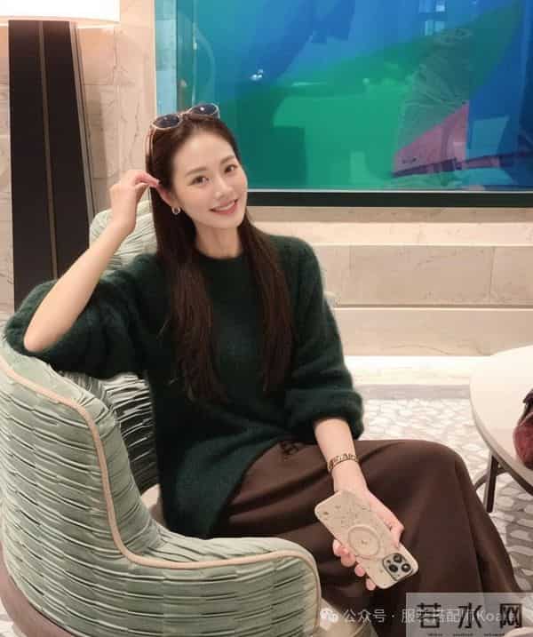 “碧玺绿毛衣+半裙”，太美太温柔了！