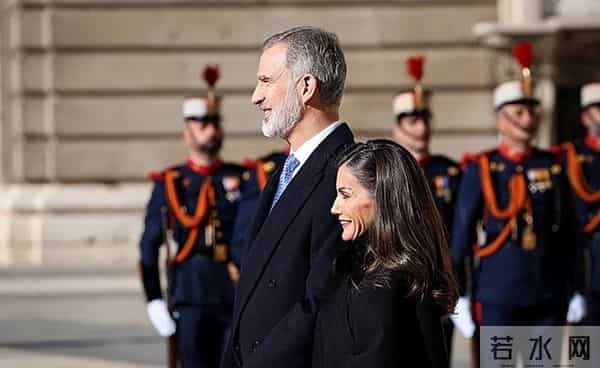 西班牙王后欢迎德国总统太美艳了！红裙配斗篷太好看，光腿真抗冻