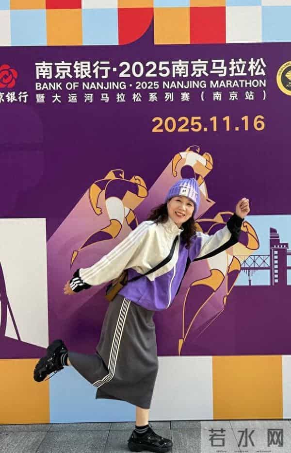 被64岁的南京李阿姨穿搭惊艳到了，撞色上衣+裙子，混搭显年轻