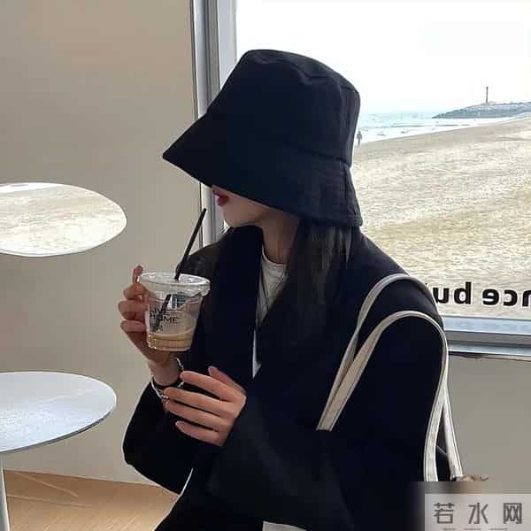 “渔夫帽”才是冬季标配，保暖还洋气显脸小，瞧潮人这样戴多美